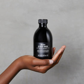 Davines roucou oil ingredient shot emphasizing antioxidant benefit