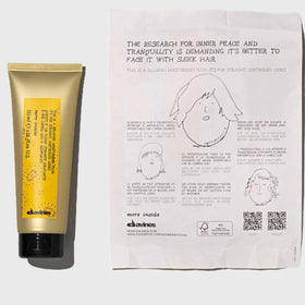 Davines nozzle dispensing fluid onto palm to show controlled application benefit