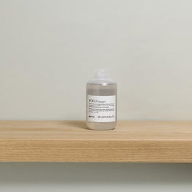 Davines VOLU pump close-up for easy dispensing and precise use