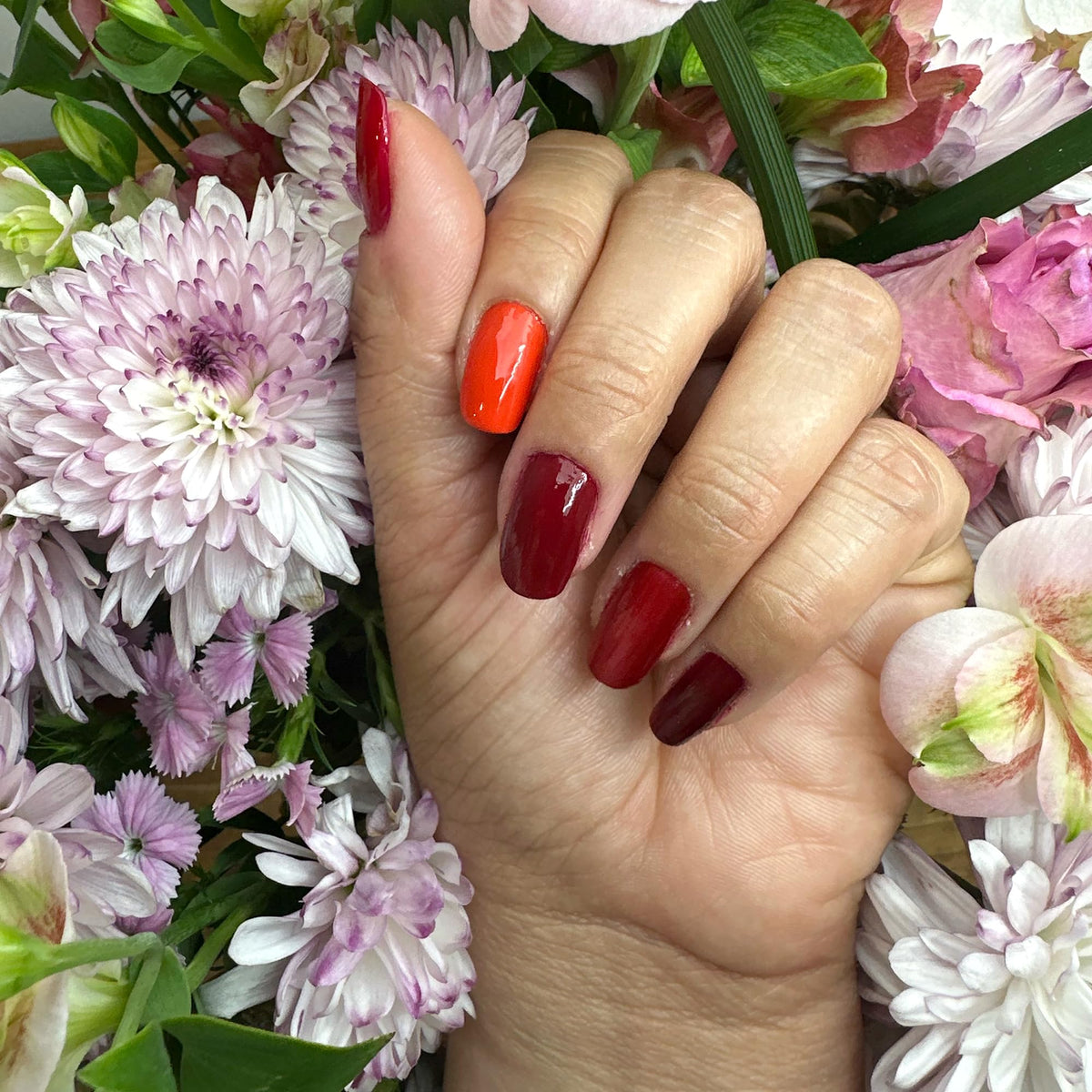 Dazzle Dry RED HOT CHILI bright orange-red swatch for bold, energetic manicure looks