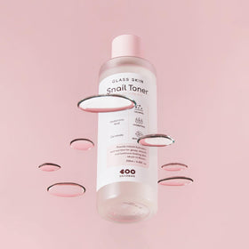DEARBOO close-up of water-like toner texture demonstrating lightweight absorption