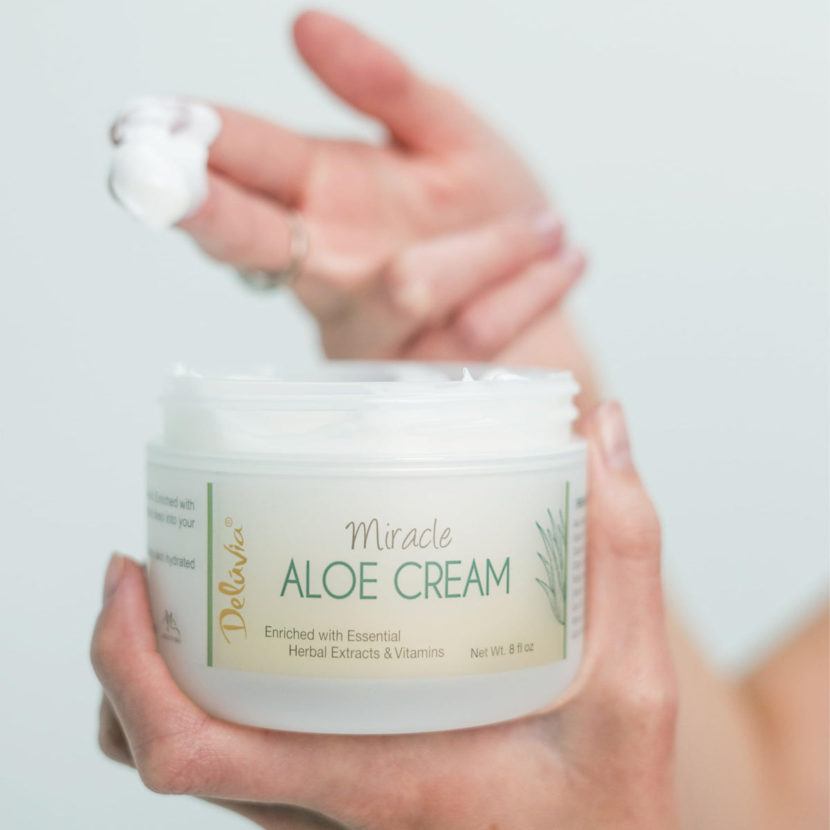 DELÚVIA being applied to arm to soothe irritated or sunburned skin quickly