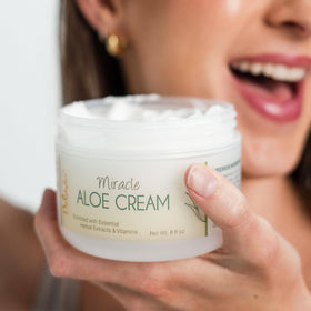 DELÚVIA cream texture close-up showing smooth consistency for fast absorption
