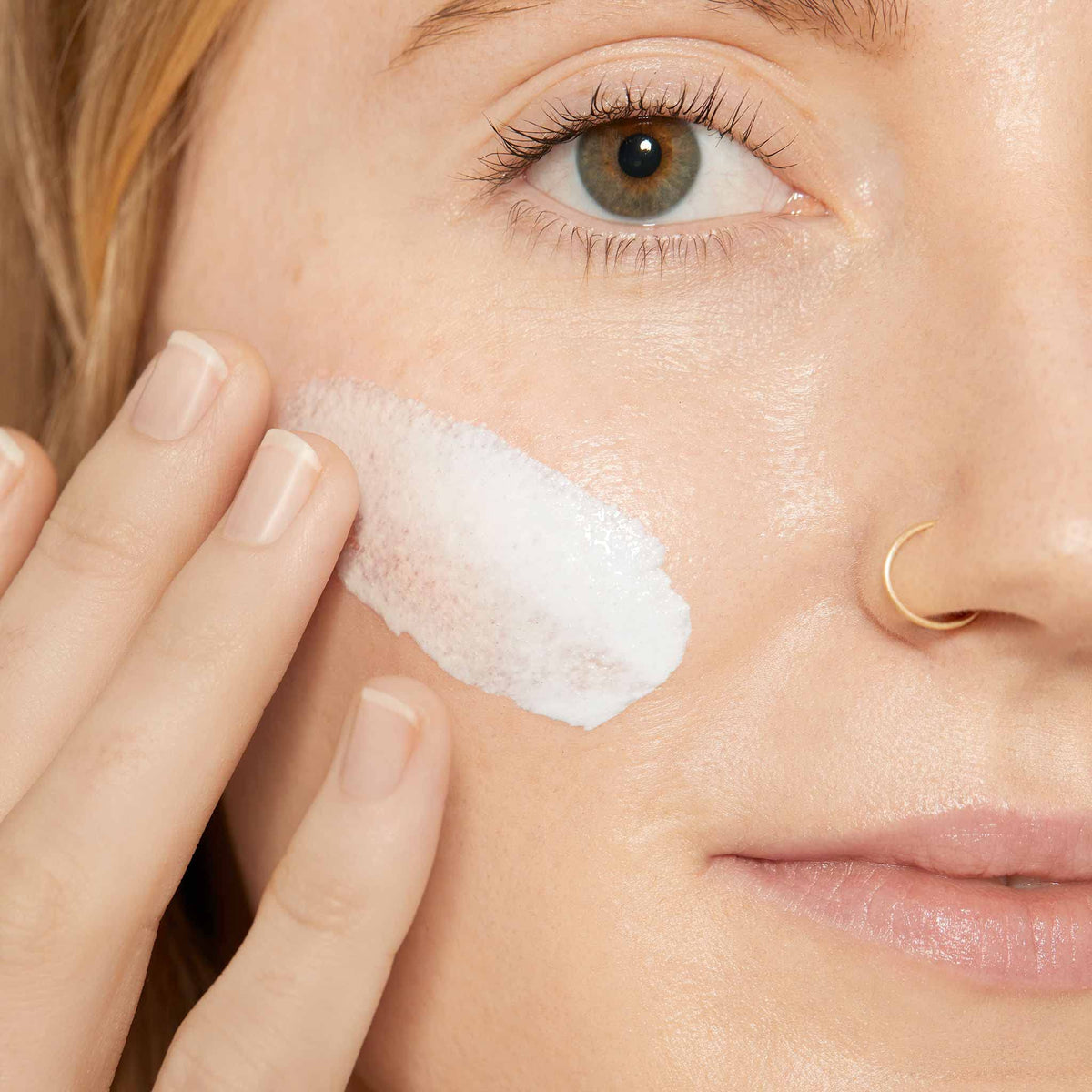 Dermalogica Porescreen before and after showing pore blurring effect
