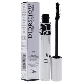 Dior Diorshow Iconic Overcurl mascara applied to lashes in lifestyle shot for visible volume benefit