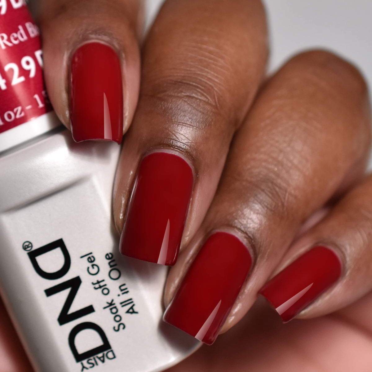 DAISY DND open brush displaying smooth gel application for streak-free coverage