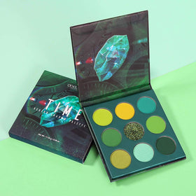 docolor brush applying green shadow demonstrating easy blending and professional finish