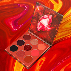 docolor close-up of shimmer pans highlighting luminous payoff