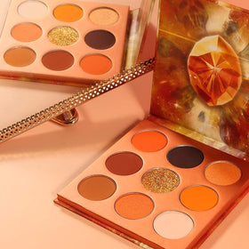 docolor hand holding palette to show compact size and portability