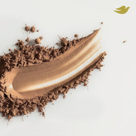 Dove Brunette spray on hair roots showing fine texture that absorbs oil fast