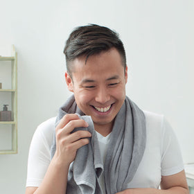 DOVE MEN + CARE cap and tube detail for easy dispensing benefit