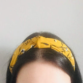 DRESHOW model wearing headband outdoors for effortless everyday style
