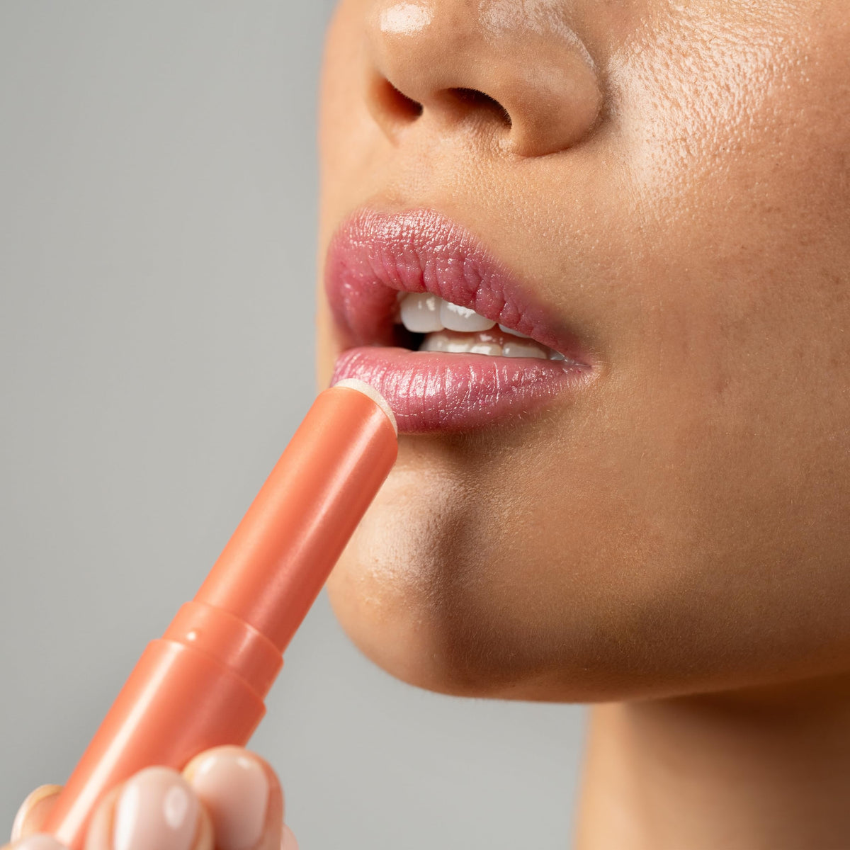 Dr. PAWPAW ORIGINAL BALM Enchanting applied on lips illustrating personalized tint effect