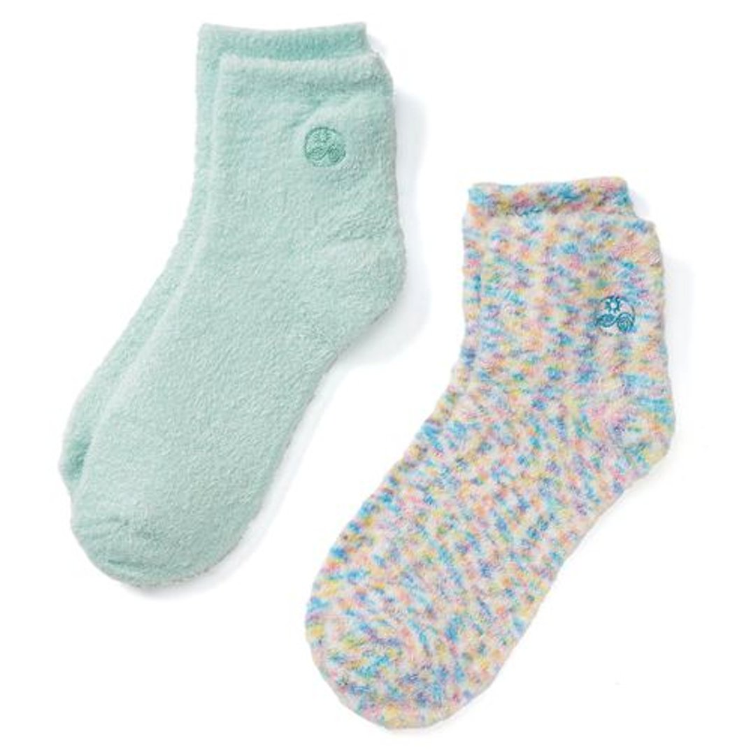 Earth Therapeutics front view showing both pairs and moisturizing benefit