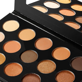 ecofavor DE'LANCI applied on model evening eye showing warm, wearable glow