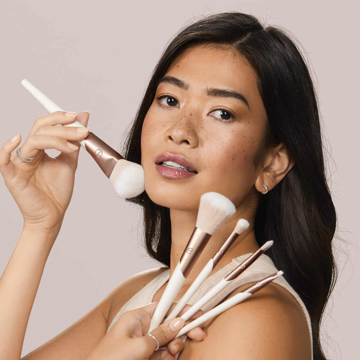 EcoTools using tapered blending brush on eyelid to blend shadows seamlessly benefit