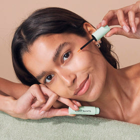 Eight Saints precision applicator close-up for controlled thin lash-line application