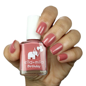 ella+mila top coat texture poured to show high-shine and chip resistance