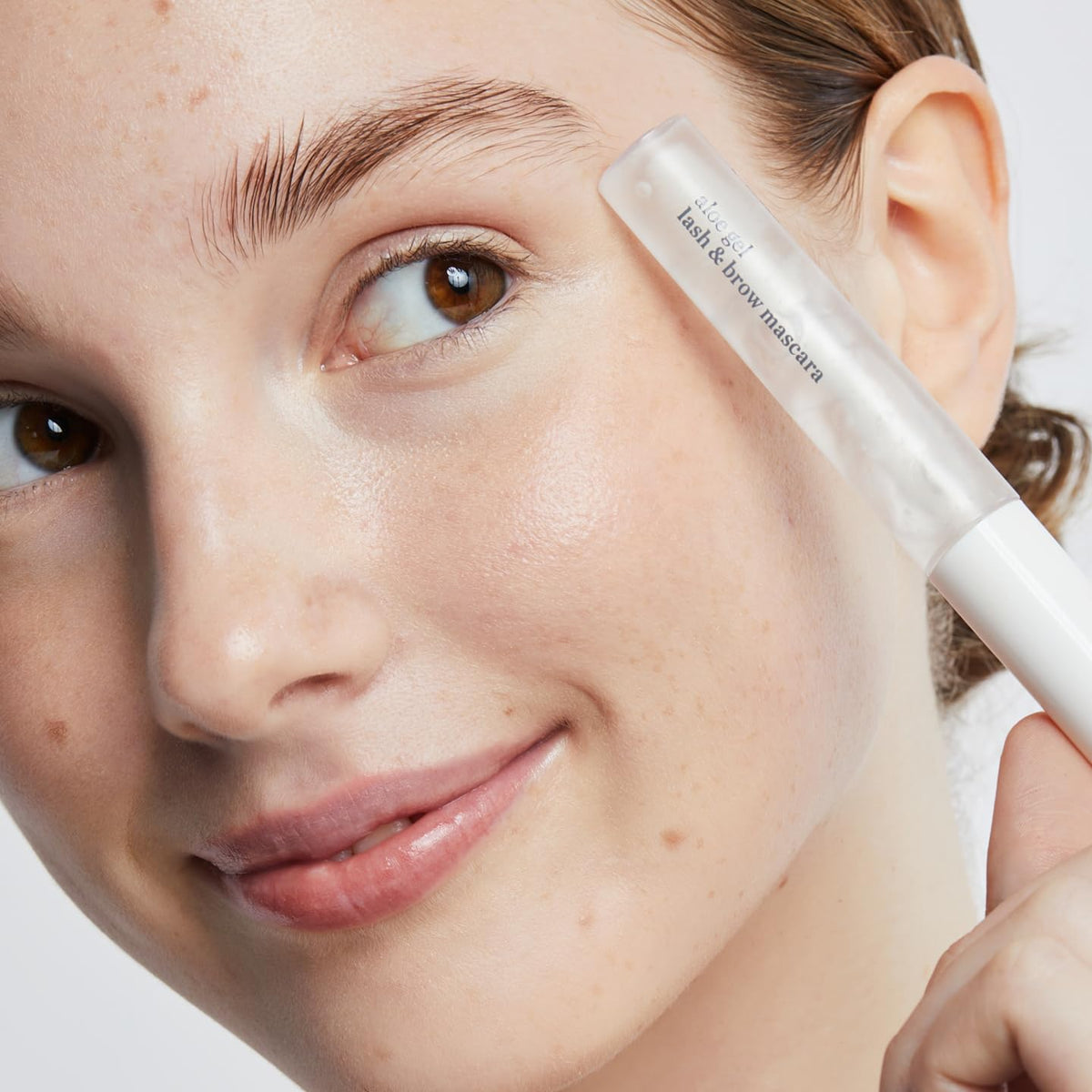 Ere Perez clear gel texture on applicator highlighting smooth conditioning finish