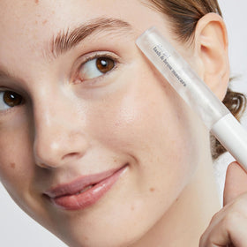 Ere Perez clear gel texture on applicator highlighting smooth conditioning finish