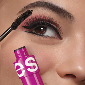 ESIKA long-effect brush close-up demonstrating precise application and lengthening