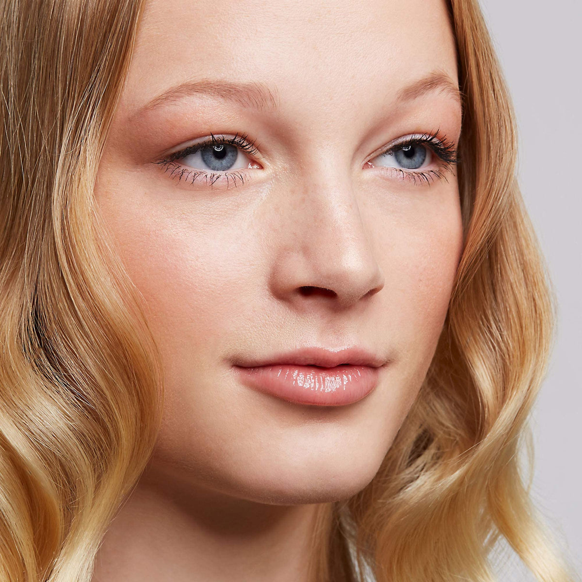 essence application on eyelashes demonstrating defined volumized finish