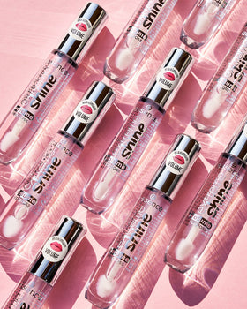 essence lifestyle in bag ready gloss illustrating everyday convenience and quick touch-ups