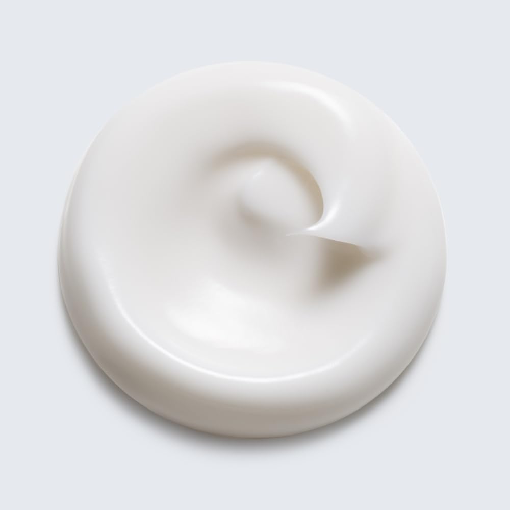 Estée Lauder Beautiful Magnolia applied on hands illustrating smooth, non-greasy hydration benefit