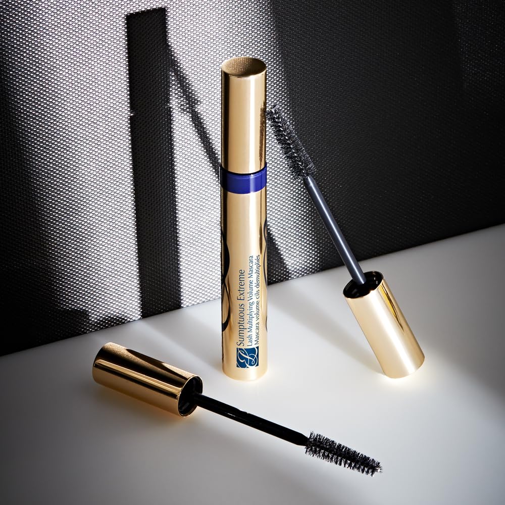 Estée Lauder BrushComber detail highlighting comb bristles for defined, separated lashes