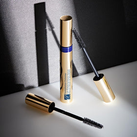 Estée Lauder BrushComber detail highlighting comb bristles for defined, separated lashes