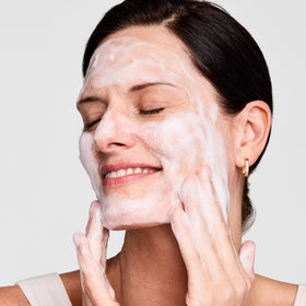 Estée Lauder applying mask on dry skin highlights deep-cleaning, purifying action
