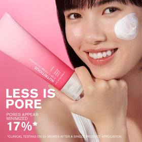 Estée Lauder close-up foam texture illustrating gentle cleansing effect