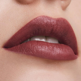 Estée Lauder on-model lifestyle shot showing wearable shade for daytime or evening
