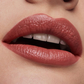 Estée Lauder 441 Rose Tea applied on lips in lifestyle setting enhancing natural color
