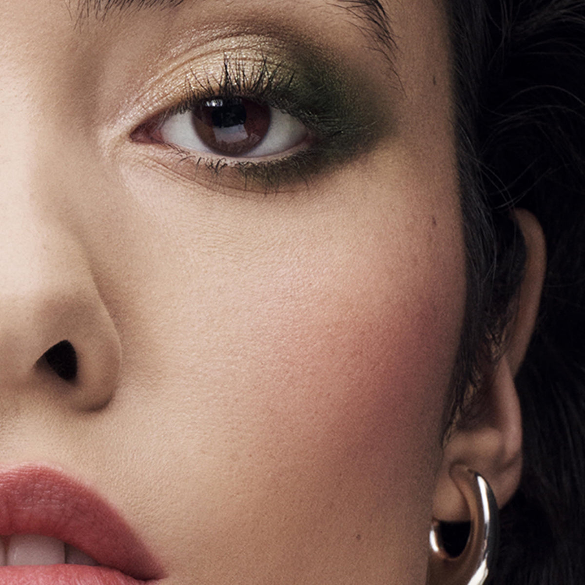 Estée Lauder close-up of duo pan highlighting complementary shades for sculpting