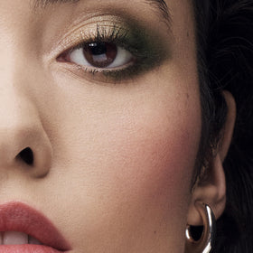 Estée Lauder close-up of duo pan highlighting complementary shades for sculpting