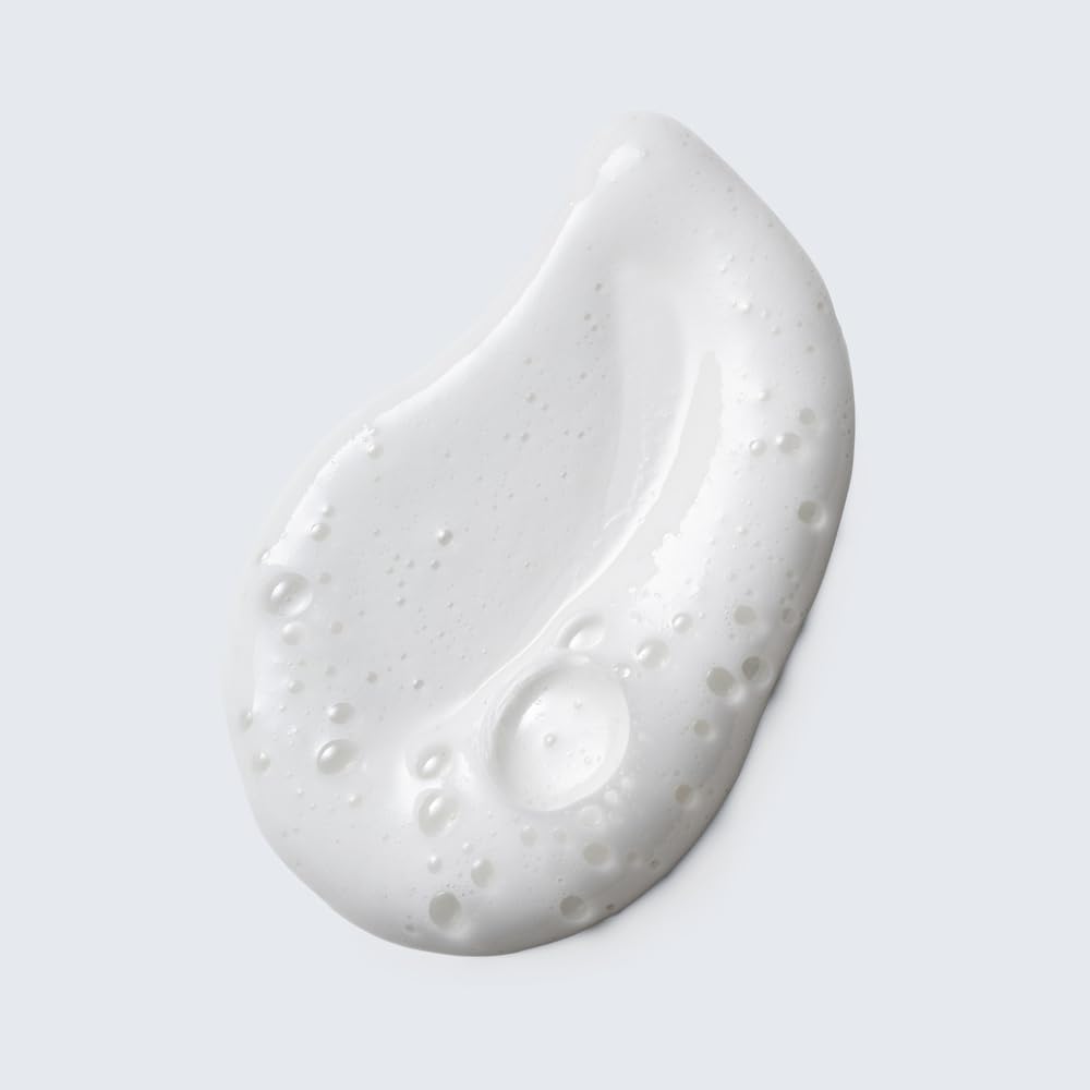 Estée Lauder close-up of creamy foam texture, demonstrates moisture-rich lather benefit