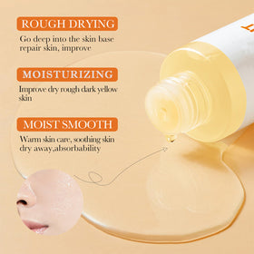 Etuanxi toner bottle held to demonstrate refreshing, pore-prepping effect
