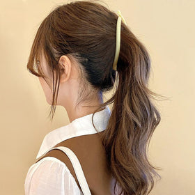 Exacoo size comparison in hand showing 4.3-inch scale for thin hair compatibility