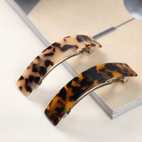 Eyegla lifestyle image at event showing elegant hold and stylish accent