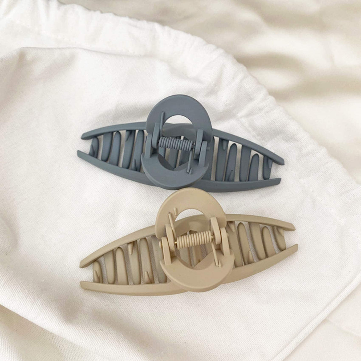 FAELBATY clip used during bathroom routine keeping hair secure and dry