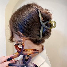 FAELBATY clip anchoring thick hair, illustrates firm spring and secure grip