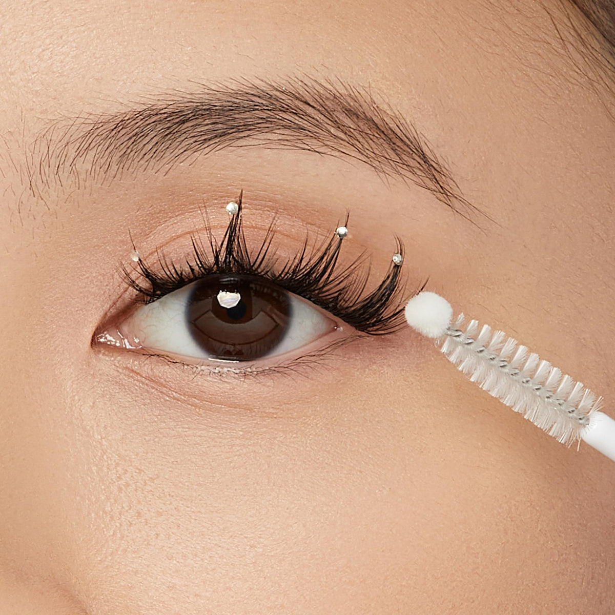 FALSCARA brush applicator close-up enabling precise lashline application and control