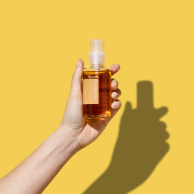 Fanola serum texture with oil drops illustrating lightweight, non-greasy finish