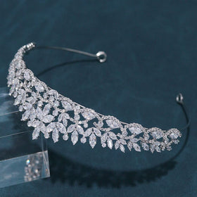 FASNAHOK packaging shot including tiara and accessories for gifting convenience