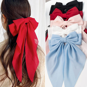 FDBJulyy clip worn with casual outfit for stylish everyday accessorizing