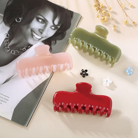 FidesAmor clip worn in half-up hairstyle demonstrating comfortable all-day wear