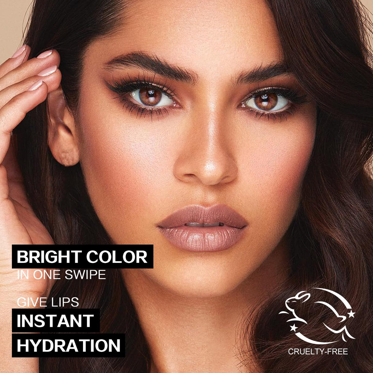 FOCALLURE applied on lips in lifestyle shot showing luminous color payoff