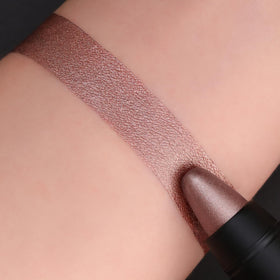 FOCALLURE applying crayon on lips demonstrating nourishment and luminous finish