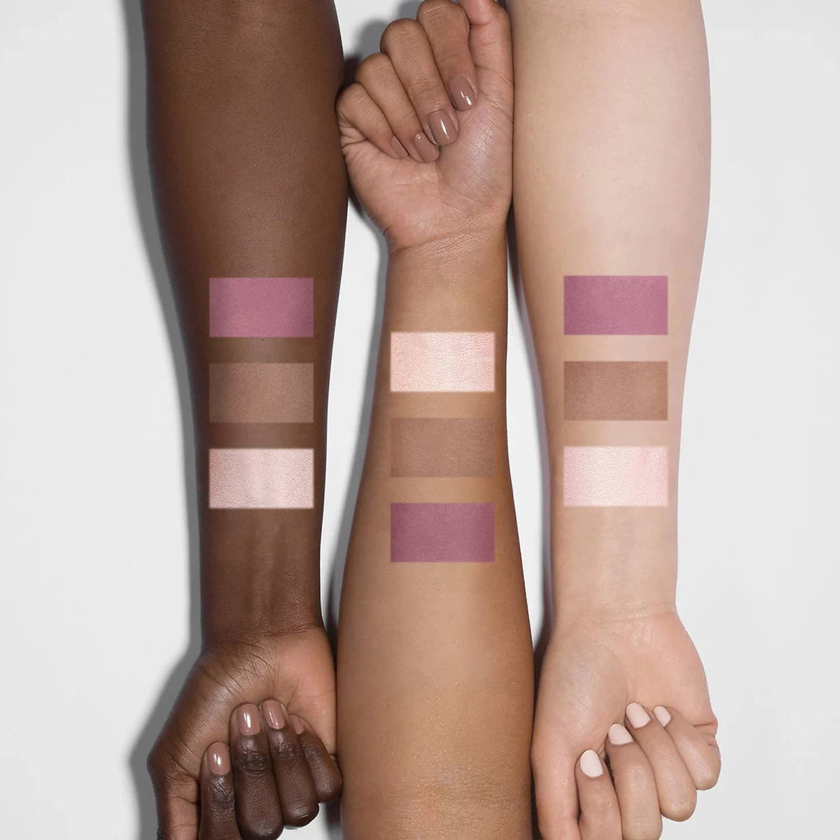 FOCALLURE lifestyle shot applying palette near mirror for quick everyday glow